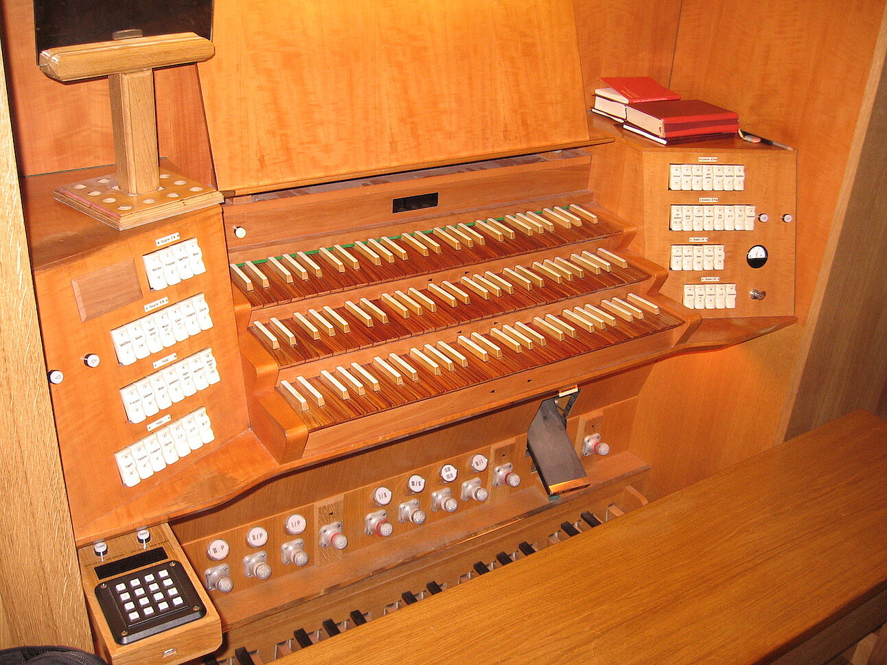 Spielschrank